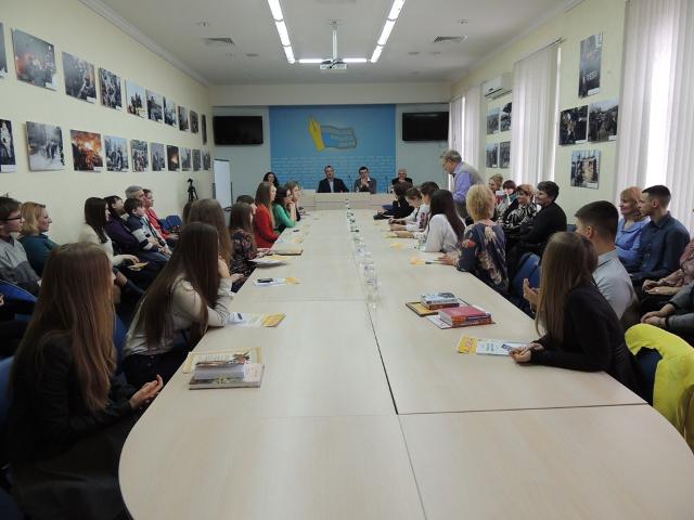 Конференц-залу НСЖУ вщерть заповнили юні журналісти з усієї України, їхні батьки та вчителі
