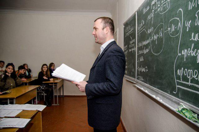 Керівник Школи універсального журналіста Віталій Голубєв проводить заняття із майбутніми журналістами