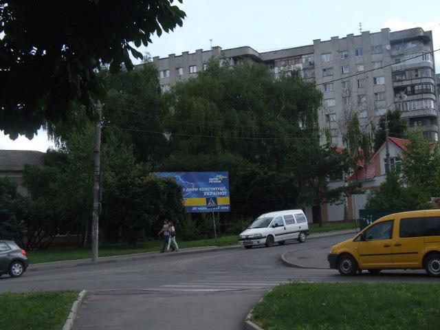 На круговому перехресті Кавказької та Міцкевича у Рівному добре помітно "кавказький" рельєф місцевості - вулиця Міцкевича тут стрімко іде вгору