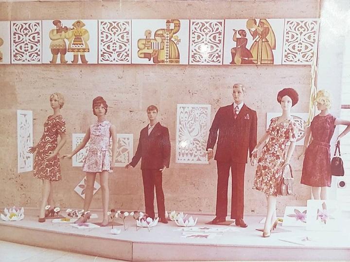 Демонстрація моделей одягу на манекенах (1970-ті роки)<br />
