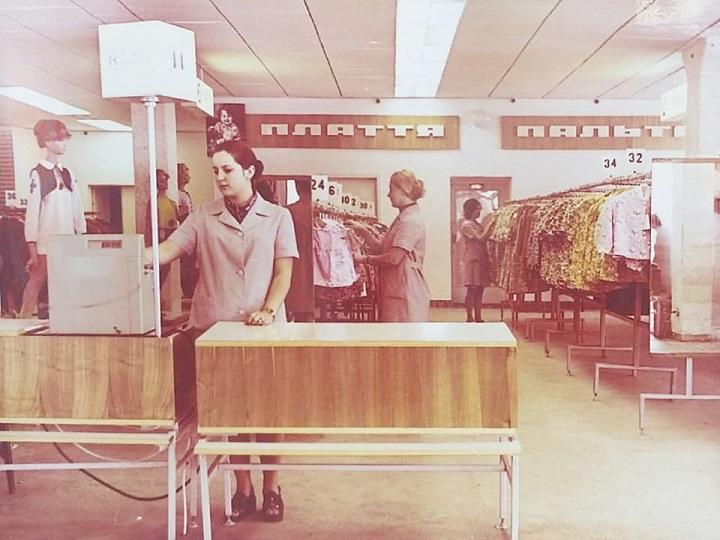 Інтер'єр магазину в перші роки роботи (1970-ті рр)<br />
