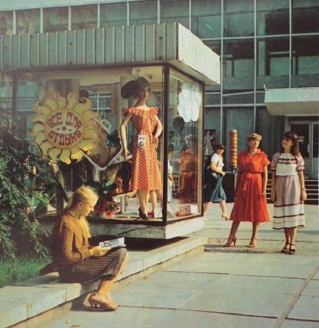 Вуличний виставковий павільйон біля "Будинку Одягу" (1980-ті роки).<br />
