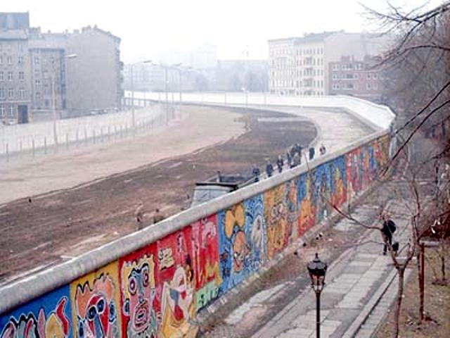 This image of the Berlin Wall was taken in 1986 by Thierry Noir at Bethaniendamm in Berlin-Kreuzberg.<br />
<br />
<br />
: Noir, CC BY-SA 3.0, https://commons.wikimedia.org/w/index.php?curid=1402275