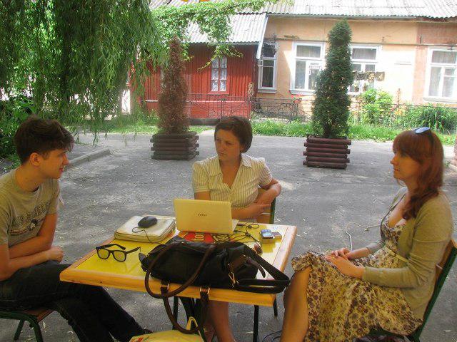 Під час інтерв'ю. Літнє інформкафе "Репортер OGO.ua"