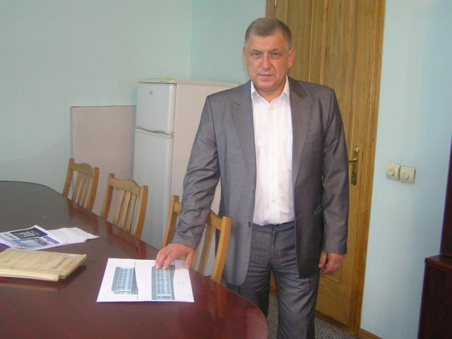 Проект зовнішнього оздоблення корпусу №4 НУВГП демонструє в.о проректора Петро Мельниченко