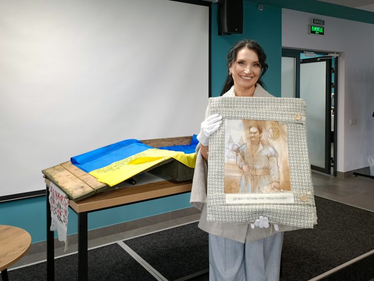 Олена Медведєва, вишивані книги