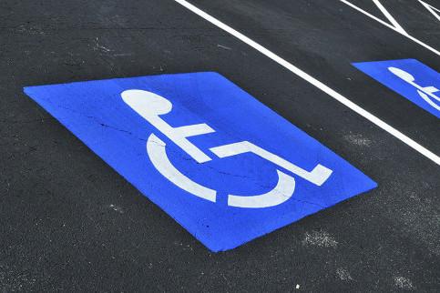 паркомісце, дев’ять автомобілів