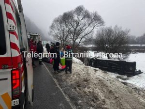 перекинувся мікроавтобус