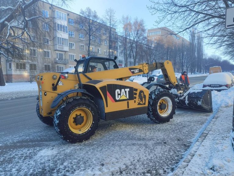 Комунальні служби продовжують