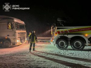 Три вантажівки перекрили рух