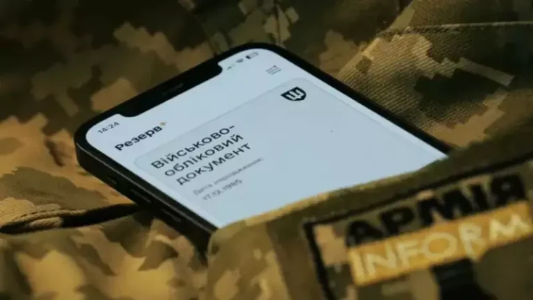 виключити трансгендерну жінку