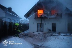 три житлові будинки