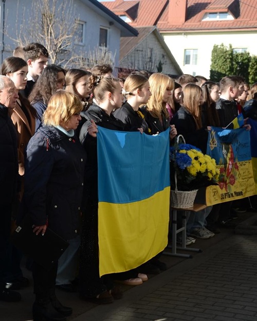 Церемонія вшанування пам'яті біля гімназії №3