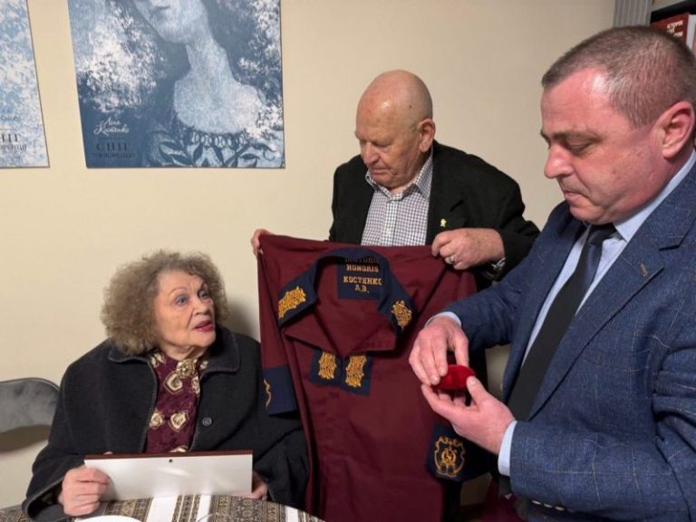 Ліна Костенко отримала звання Почесного Доктора Острозької академії