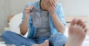 як позбутися неприємного запаху від ніг