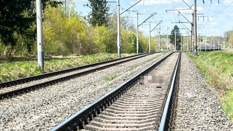 потяг збив підлітка