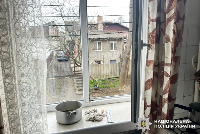 жінка випала з вікна