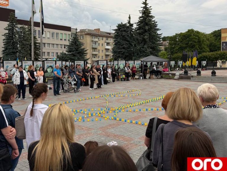 Фото дня: у Рівному вшанували пам’ять полеглих захисників під час акції «Світло пам’яті»