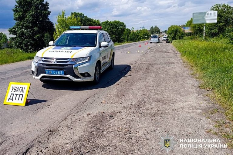Поблизу Костополя автомобіль збив велосипедиста: чоловіка госпіталізували з тяжкими травмами