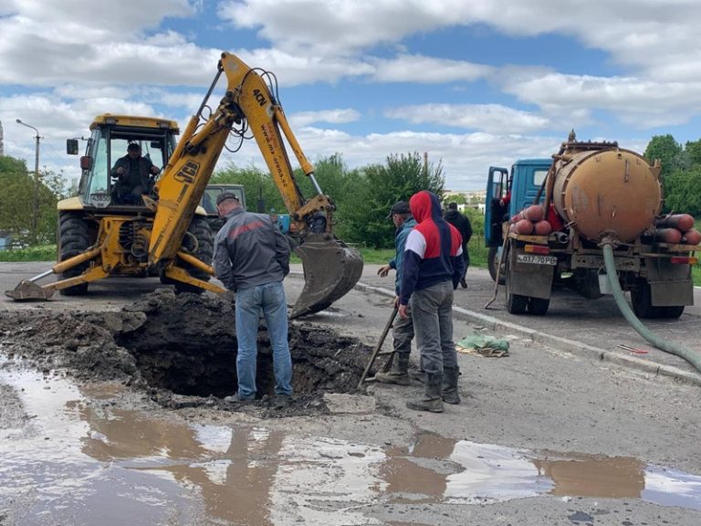 Частина Рівного та передмістя залишилися без води: де тривають ремонтні роботи