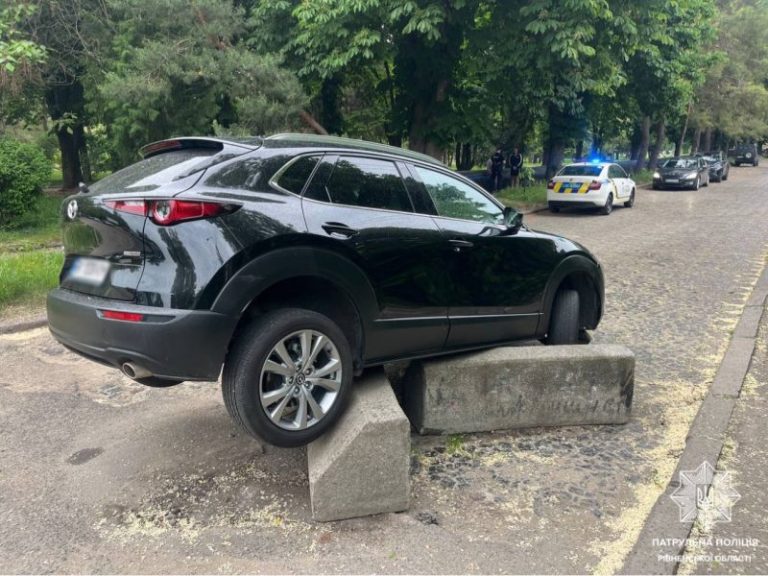 Mazda влетіла в бордюр