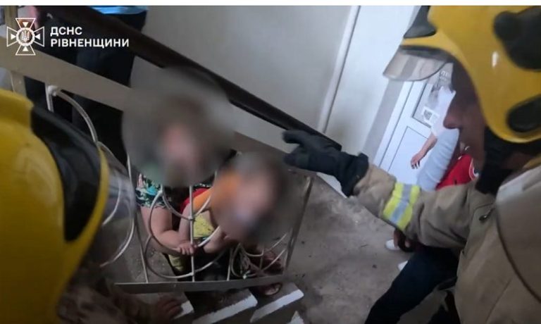 У Дубні рятувальники визволили дворічну дитину, яка застрягла в металевій огорожі