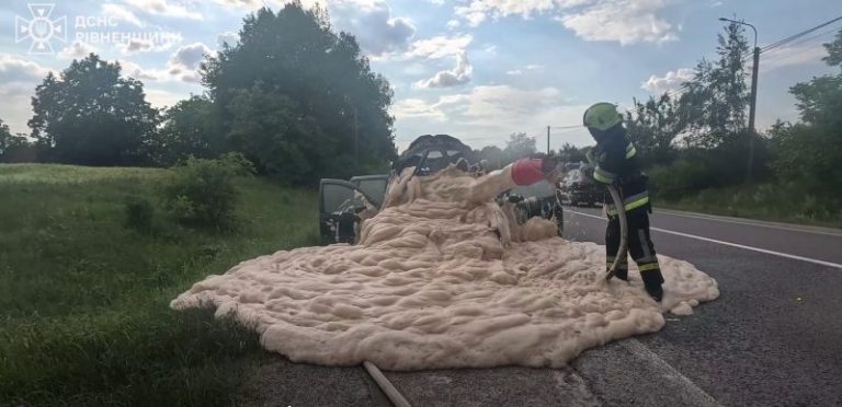 На трасі поблизу Острога загорівся автомобіль (ВІДЕО)