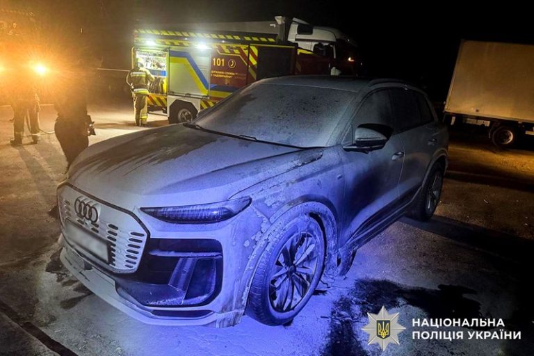 У Рівному серед ночі підпалили елітне авто: правоохоронці встановлюють зловмисника