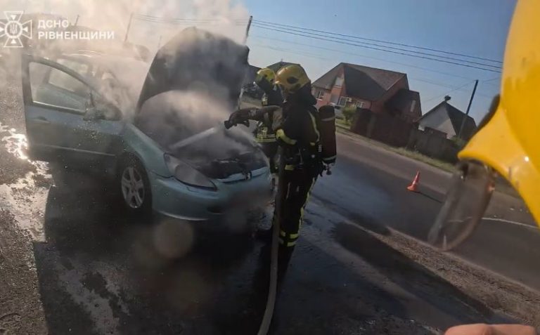 У Сарнах під час руху загорівся легковий автомобіль