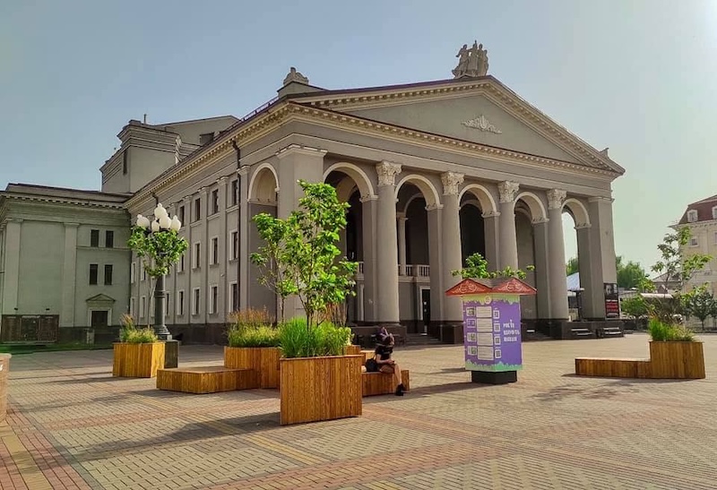 клумби на Театральній площі