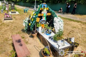 наруга над могилою Захисника