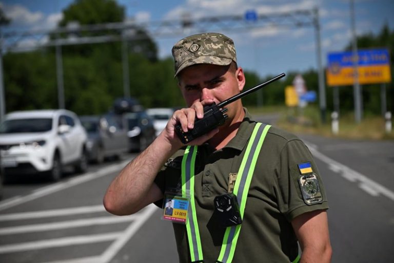 На українсько-польському кордоні знову черги: які пункти пропуску перевантажені