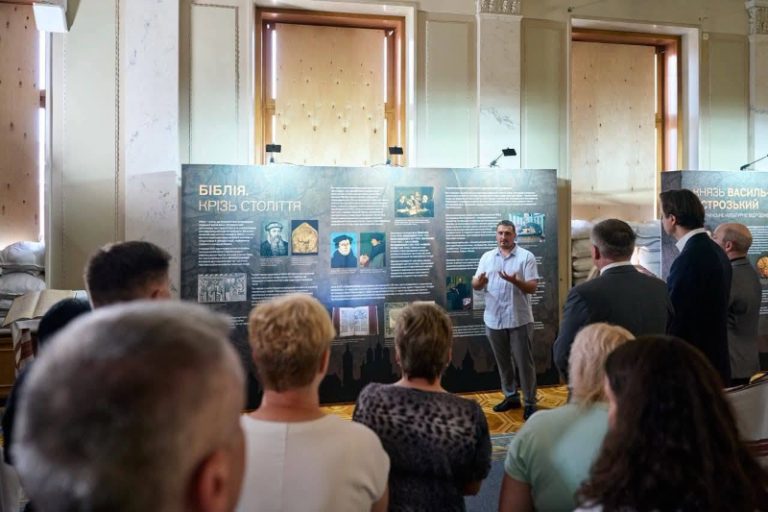 Друкарський верстат в кулуарах Верховної Ради України: науковці з Рівненщини представили в Києві унікальну виставку