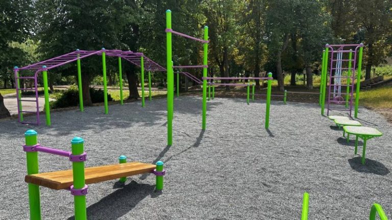 У Рівненському ліцеї №8 відкрили сучасний спортивний майданчик