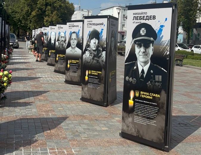 24 портрети Героїв