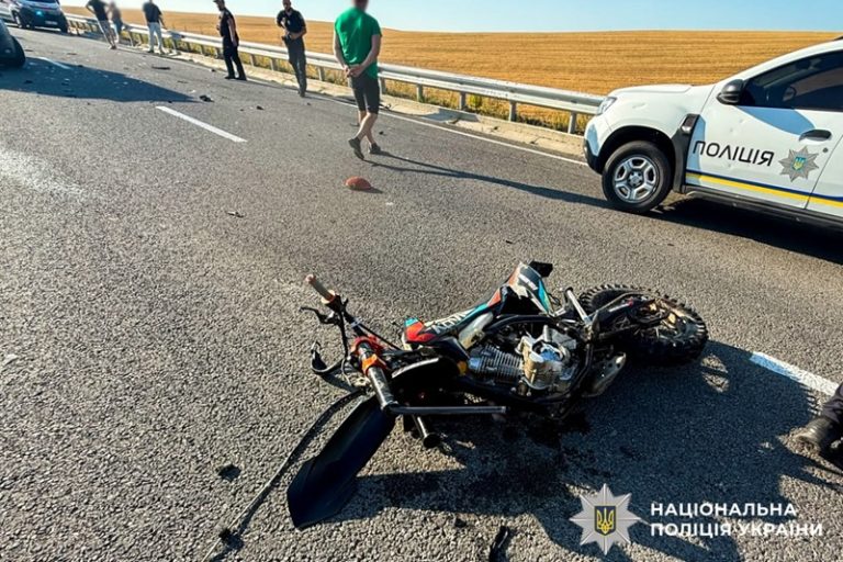 Біля Олександрії 18-річний мотоцикліст зіткнувся з авто, неповнолітня дівчина в реанімації
