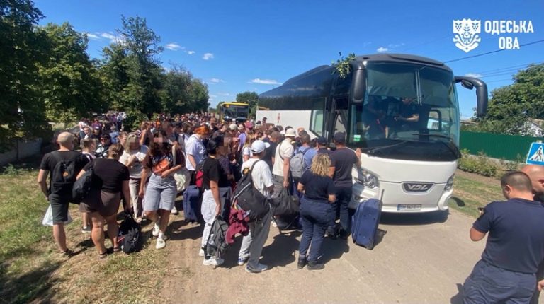 Вибух посеред ночі та евакуація у поле: пасажири атакованого потяга розповіли про пережите