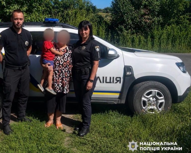 На Рівненщині 3-річний хлопчик сам пішов із подвір’я: його рідних відшукали