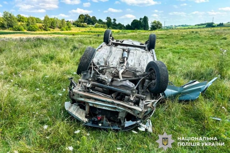 у дтп перекинувся автомобіль