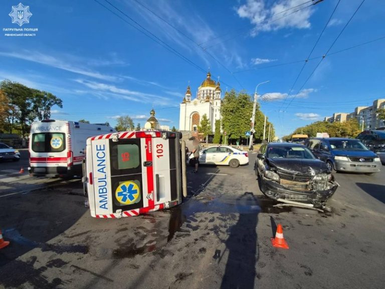 У Рівному сталась аварія за участю швидкої: рух на Соборній ускладнений