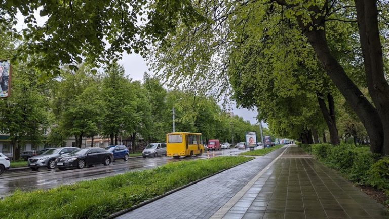 Водій відмовляється везти без готівки: куди звертатися у Рівному