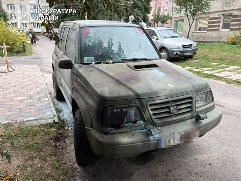 Обіцяли долари, але грошей не дали: у Рівному розкрили підпал авто військового
