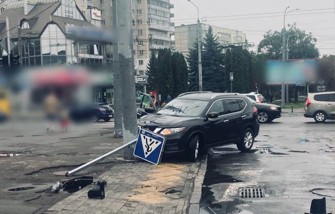 У Рівному водій Nissan в’їхав у світлофор