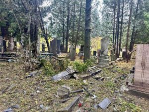 ворожий дрон пошкодив кладовище