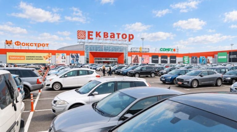 У Рівному ТРЦ «Екватор» частково відновив роботу після обстрілу