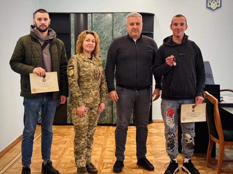 Після важких боїв: двом захисникам із Костопільщини вручили відзнаки Міноборони