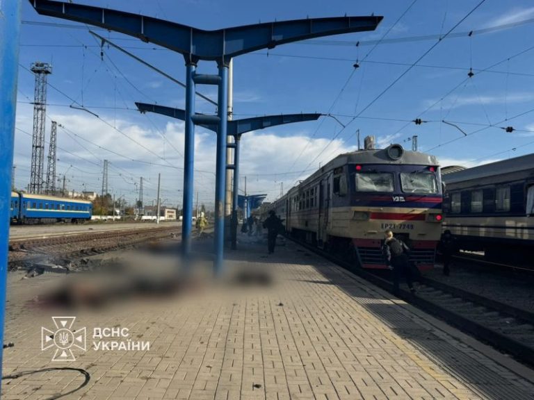 У Дніпрі росіяни вдарили по пасажирському потягу: відомо про 13 загиблих