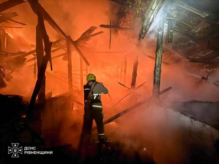 На Рівненщині пожежа знищила покриття та перекриття будівлі на 200 квадратних метрів