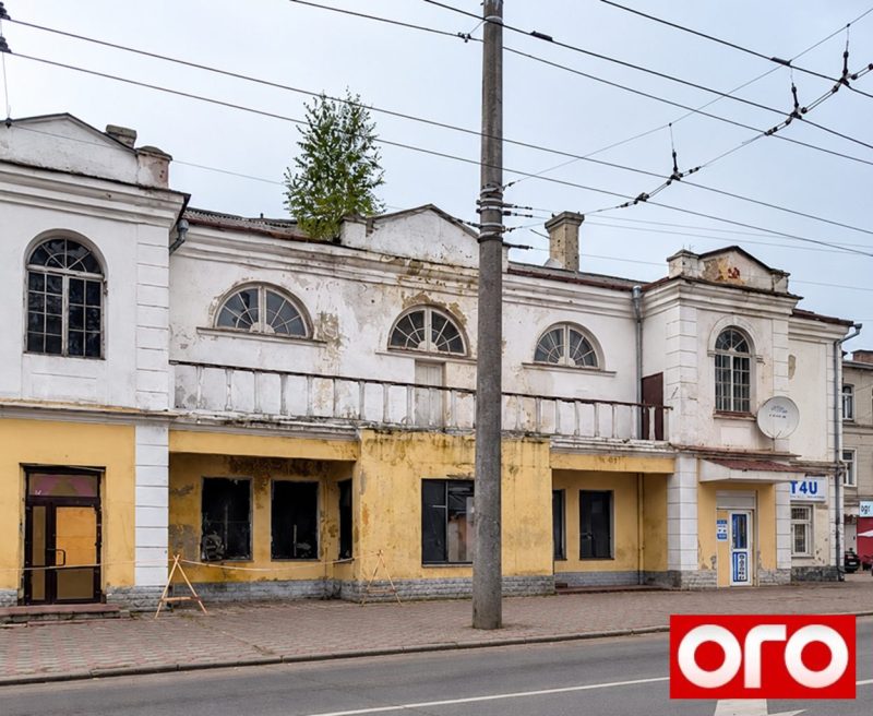 Занедбаний Будинок офіцерів на вулиці Соборній у Рівному