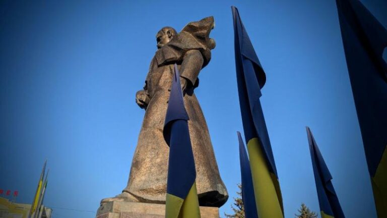 скільки пам’ятників Шевченку